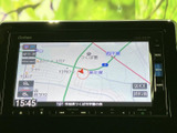 画面には周辺の道路や施設名が表示され、現在地を確認しながら目的地までの移動をサポートします。案内表示が見やすく、普段のお出かけにも便利です。