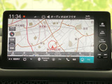 現在地周辺の道路や施設を画面で確認でき、地図表示を活用して目的地までの移動をサポート。慣れない場所へ出かける際も、経路を確かめながら計画しやすい便利な装備です。
