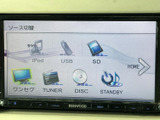 音源選択画面から、iPodやUSB、SD、ワンセグ、チューナーなどを選べます。表示が整理されているため、目的の項目を画面上で見つけやすい構成です。