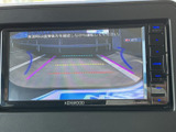後方の映像とガイド線を画面で確認でき、駐車時の後方確認をサポートします。周囲の様子を把握しやすく、バックで車庫入れをする場面にも便利な装備です。