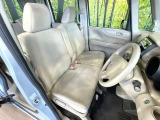 運転席まわりには十分なスペースがあり、大柄な方でもゆったり運転していただける環境です。