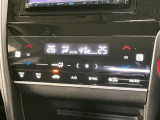 【左右独立型フルオートエアコン】運転席と助手席でそれぞれお好みの温度に設定可能。同乗者にも配慮した、快適な空調をお届け致します。
