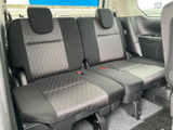 3列目は横並びのシートで、ヘッドレストやシートベルトも備わる構成です。窓から明るさが入る後席空間は、複数人でのお出かけにも活用しやすく、ご家族や同乗者の移動を支えます。