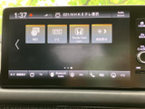 画面上から車両後方の安全確認に関わる機能へアクセスでき、駐車をサポートします。アイコンと文字で項目が整理されており、必要な機能を見つけやすい画面構成です。