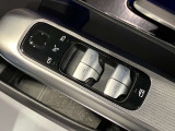 運転席ドアトリムには窓の一括コントローラーと電動ドアミラーのコントローラーが装備。