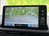 画面には車両後方の様子と目安線が表示され、駐車時に周囲を確認する際に役立ちます。画面上の案内に沿って確認できるため、車庫入れ時の心強いサポートです。