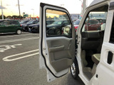 開口部から運転席と助手席へスムーズにアクセスでき、ドア内張りには収納スペースも設けられています。窓越しに周囲を確認しやすく、乗り降りの場面でも使いやすい室内です。