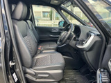 前席は身体を受け止める立体的な形状で、運転席から前方や左右を見渡しやすいレイアウトです。落ち着いた色調のシートと足元の広さが、毎日の移動を快適に支えます。