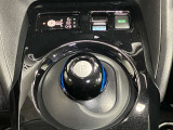 手のひらで包むように軽く動かすだけで操作できる、まったく新しいマウス感覚の電制シフト。バッテリーの健全性を示すセグメント。
