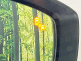 【ブラインドスポットモニタリング】走行中、ドアミラーの死角になりやすい箇所に後続車が接近するとサイドミラー付近に警告を表示、ドライバーに注意喚起をしてくれます。