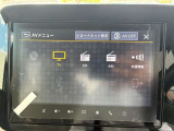 クルマの前後左右4か所にカメラを設置し、クルマを真上から見たような俯瞰(ふかん)映像を大画面モニターに映し出します。縦列駐車や左右の見通しが悪い場所からの発進時などの運転をサポートしてくれます。