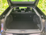 後方から荷室全体を見渡せる開口部で、荷物の積み下ろしがしやすい空間です。床面が広く、奥まで確認しやすいため、日常の荷物を載せる際にも便利です。