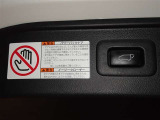 パワーバックドアを装備しています。バックドアを運転席からも開閉できます、便利ですよ。