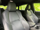 前席にはゆとりのある座面とヘッドレストを備え、身体を預けやすい形状です。運転席側からも助手席側からも視界が開け、落ち着いた色合いの車内で、日々の移動を快適に過ごせる空間となっています。