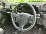 握りやすい形状で、運転姿勢に合わせて自然に手を添えられるステアリングです。メーターや周辺のスイッチ類を見渡しやすい位置にまとまり、運転中も必要な情報を確認しながら落ち着いて操作できます。
