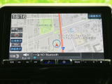 画面には現在地周辺の地図が表示され、縮尺や広域表示、詳細表示を選べるメニューも確認できます。目的地までの道順を調べたい日常のお出かけに便利です。
