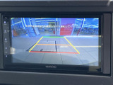 後方の映像に加えて目安となるガイド線が表示され、駐車時に後ろの状況を確認する助けになります。車庫入れや狭い場所での後退時にも、周囲を確かめながら操作しやすい装備です。