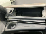 上下に収納があるので、常備しておきたい小物など分けて収納でき、車内をきれいに保てます!