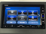 音楽やラジオなどの選択肢が画面上に並び、使いたい音源を見つけやすい構成です。項目が大きく表示されるため内容を確認しやすく、気分に合わせて音楽や番組を選べます。