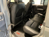 【リアシート】屋根までの高さがある車のため、大人の方でも圧迫感が少なく乗車出来ます。足元は広く取られているため、ゆったりとお乗り頂けます。