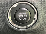 エンジンの始動と停止をボタンで行える装備です。操作箇所が明確で、乗車後の始動や降車時の停止をスムーズに行え、日々の使用を手軽にサポートします。