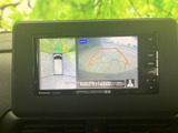 後方の映像と車両周辺の表示を画面で確認でき、駐車時や後退時の状況把握をサポートします。ガイド表示も備わり、周囲を目視で確認しながら操作したい場面で役立つ装備です。