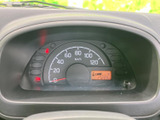 速度計とデジタル表示がひと目で確認しやすく、運転に必要な情報をまとめて把握できます。メーターを囲む形状も視線を向けやすく、日々の運転をサポートする分かりやすい配置です。