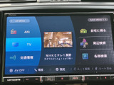 画面にはナビゲーションやテレビ、交通情報などのメニューが表示され、目的に応じた項目を選びやすい構成です。周辺検索や設定にもアクセスでき、日々のお出かけを便利にサポートします。