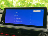 画面からAMやテレビ、交通情報、Bluetoothなどの項目を選べる構成です。機能が一覧で表示されるため、目的に合わせて確認しやすく、日々の移動を便利にサポートします。