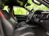 運転席まわりは前方を見渡しやすく、シートには身体を預けやすい形状を採用。黒を基調に赤いアクセントが入り、日々の運転から同乗者との移動まで落ち着いてお過ごしいただけます。