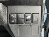 運転席まわりに各種スイッチをまとめ、必要な装備を手元で確認しやすい配置です。表示がそれぞれ分かれているため、車内で使う機能を選ぶ際にも把握しやすくなっています。