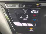【オートエアコン】一度お好みの温度に設定すれば、車内の温度を検知し風量や温度を自動で調整。暑い&hellip;寒い&hellip;と何度もスイッチ操作をする必要はありません。快適な車内空間には必須の機能ですね♪