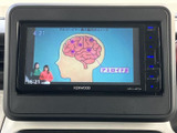 テレビ番組を画面に表示でき、停車中の待ち時間などに映像を視聴できます。画面がダッシュボード中央に配置されており、停車中に操作や表示内容を確認しやすい仕様です。