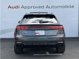 Audiのリヤディフューザーは、車両の後方での空気の流れを整え、乱流を減少させることで、走行安定性を向上させます。またスポーティで洗練された外観を提供し、全体のスタイルに一体感を持たせます。