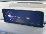 【10.25インチマツダコネクト】車内の雰囲気にマッチした大型ディスプレイ。スマホ接続でのナビ使用やBluetooth再生等、様々な機能が楽しめます。直感的なダイヤル操作が可能で、使い勝手も良好です。