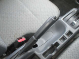 サイドブレーキの操作はシンプルなハンドタイプになります