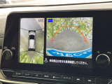 モニターには車両周辺を上から見た映像と後方映像が並び、駐車時の周囲確認をサポートします。画面上のガイド表示も目安にでき、狭い場所での駐車や車庫入れに便利です。