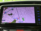 画面に地図を表示できるナビゲーションを装備。画面脇には音量やメニューなどのボタンが並び、目的地の設定やオーディオ選択など、必要な操作にアクセスしやすい構成です。