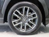 純正のアルミホイール装着車です。タイヤサイズは225/50R18です。