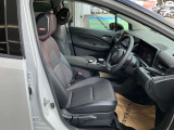 運転席シートリフター(ラチェット式)で、座面の高さも上下に動き、体格にあわせて調整ができます。