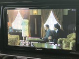 テレビ番組を画面で視聴できる装備です。停車中の休憩時間などに映像を楽しめるため、待ち時間も車内で過ごしやすくなります。ご利用時は安全な場所に停車してください。