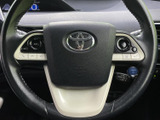 手元に複数のスイッチがまとまり、運転姿勢を保ちながら各種機能を操作しやすい仕様です。握りやすい形状と落ち着いた配色で、毎日の運転をサポートします。