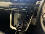 左右独立温度コントロールフロントオートエアコンで車内はいつでも快適!快適に運転を楽しめるよう、シフトポジションを電動で制御するエレクトロシフトマチック!