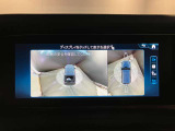 【全方位型モニター】クルマを上空から見下ろしているかのように、直感的に周囲の状況を把握できる全方位型モニター。狭い場所での駐車でも周囲が映像で確認できます。