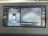 【アラウンドビューモニター】空から見下ろしているかのような映像で駐車をアシスト!人や自転車など周囲に動くものがいる時は表示とブザーで知らせてくれます!