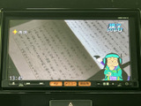 停車中にテレビ番組などの映像を視聴でき、待ち時間を過ごす際にも活用できます。画面に映像が表示されるため、休憩時などに楽しみを添えられる便利な装備です。