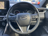 手元には複数のスイッチがまとまり、運転姿勢を保ちながら各種機能を扱いやすい配置です。メーターや周辺の様子も見渡しやすく、日々の運転をスムーズに支えます。