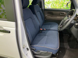 前席は座面と背もたれにゆとりが感じられ、落ち着いて過ごせる空間です。運転席からは前方や窓の外を見渡しやすく、乗り降りのしやすさにも配慮された室内で、日々の移動を快適に支えます。