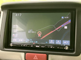 地図上に現在地や道路が表示され、目的地までのルート確認に活用できます。画面下部には操作項目も並び、周辺の道を確認したいときや、行き先を設定するときに便利です。