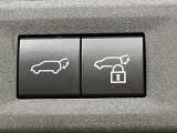 【パワーバックドア】スマートキーや運転席のボタンを押すだけでリアゲートが自動で開閉します!荷物を持っている時や、高い位置にあるバックドアを閉める際に便利な機能です♪